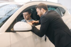 transferencia de vehículos en Huelva-dos eprsonas