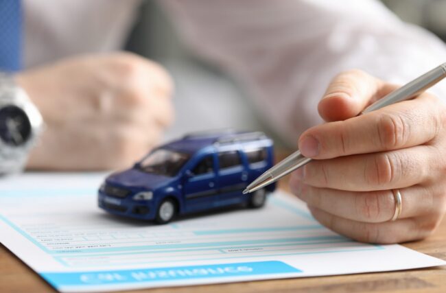 Cambio de titularidad de vehículos en Andalucía durante la entrega de llaves tras la compraventa de un coche Cambio de titularidad de vehículos en Andalucía durante la entrega de llaves tras la compraventa de un coche